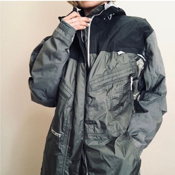 Almost brand new Burton Tactic snow jacket - Picture 6 of 15